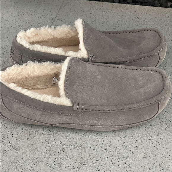 UGG Men's Ascot Suede Charcoal Suede Slippers with Plush Lining - Picture 4 of 5